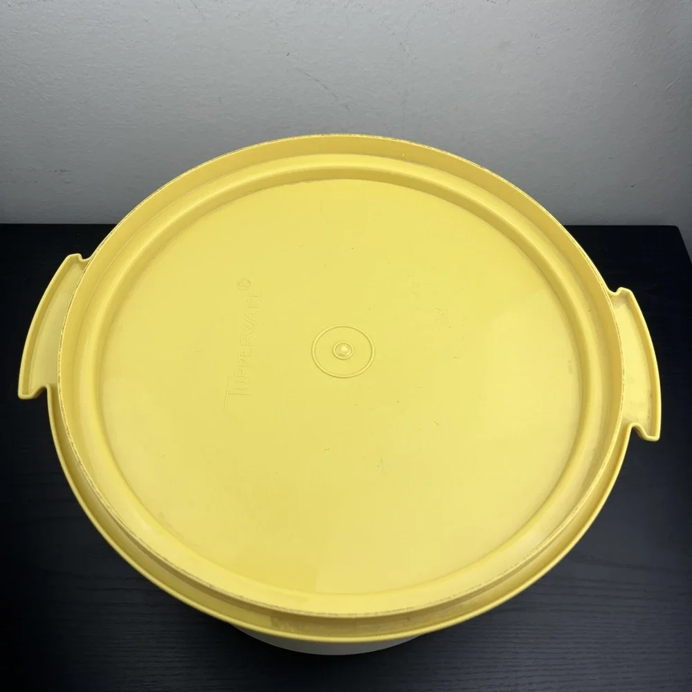 VTG Tupperware Yellow Round Cake Carrier Keeper Storage Container 684-8 683-8
